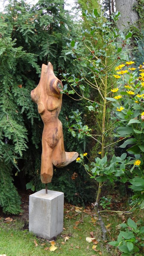 Läuferin – holzskulpturen, Spitzeiche