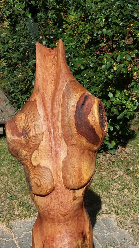 Läuferin – holzskulpturen, Spitzeiche
