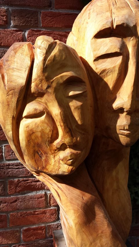 Köpfe – holzskulpturen, Linde