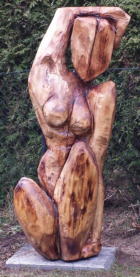 Sitzende – holzskulpturen, Linde