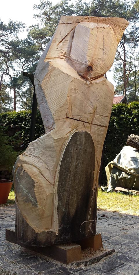 Sitzende – holzskulpturen, Linde