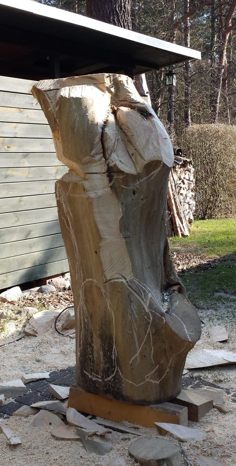 Sitzende – holzskulpturen, Linde