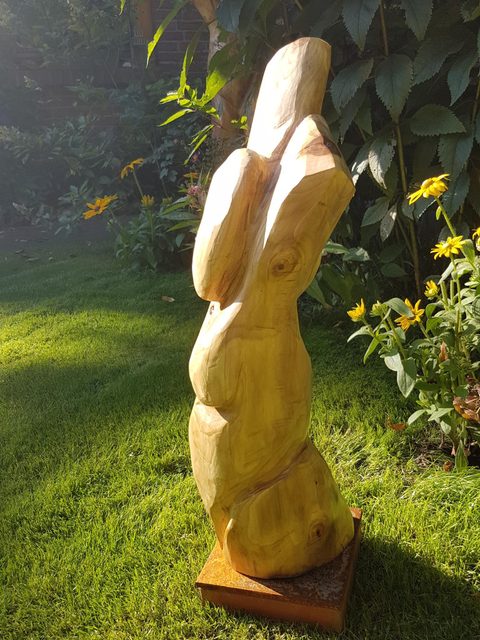 kleine Lady zwischendurch – holzskulpturen, Walnuss
