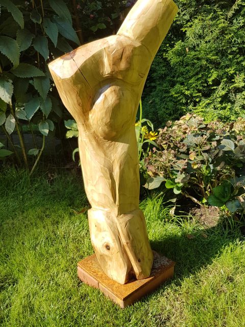 kleine Lady zwischendurch – holzskulpturen, Walnuss