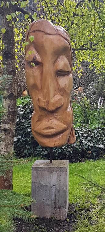 hölzerne Moai – Holzskulpturen