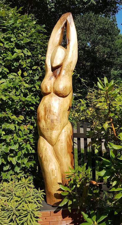 sich streckende – Holzskulpturen