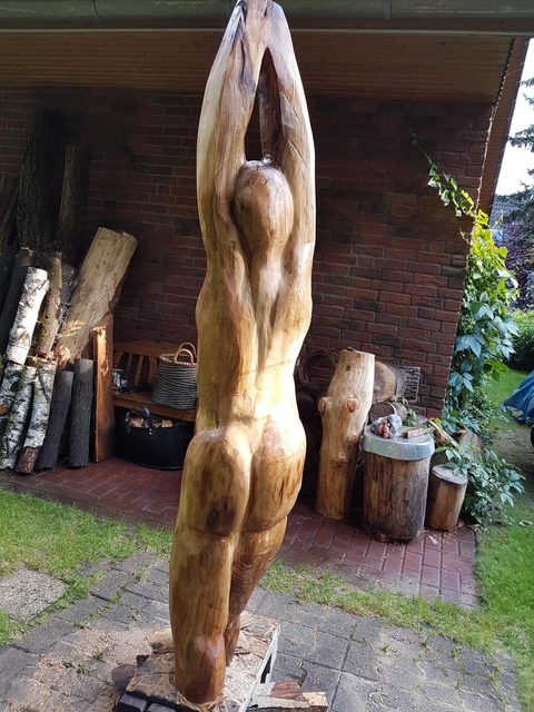 sich streckende – holzskulpturen, Walnuss
