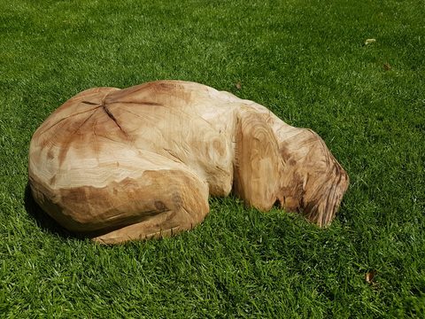 ruhende – holzskulpturen, kleines Stück Eiche