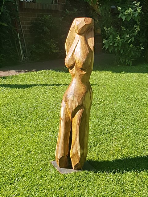 knieende – holzskulpturen, Robinie