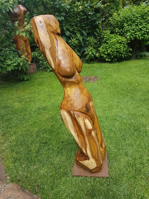 knieende – holzskulpturen, Robinie