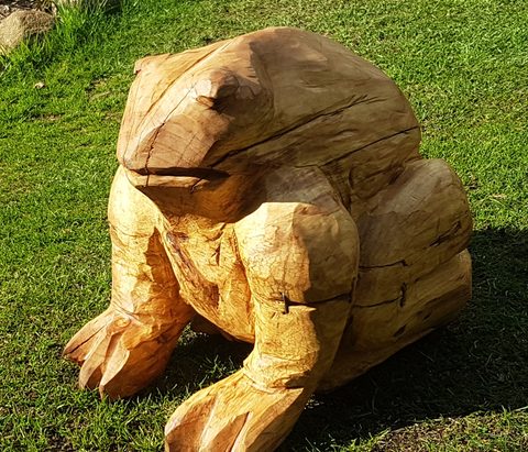 Kröten – holzskulpturen, Linde, Eiche, Douglasie