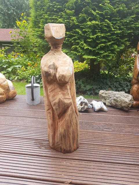 kleine Lady – holzskulpturen, Eiche