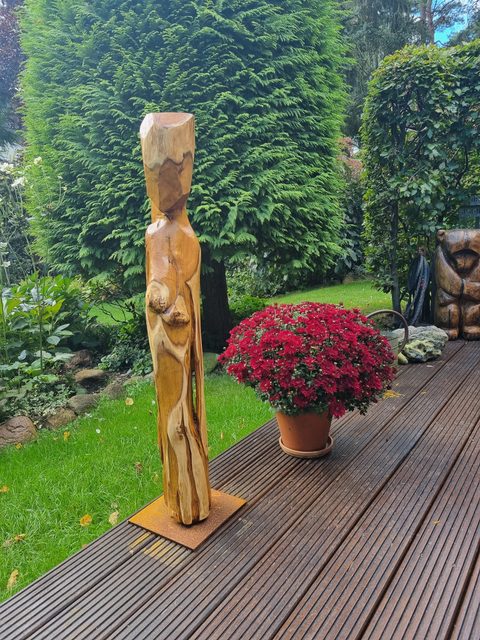 demut – holzskulpturen, Robinie