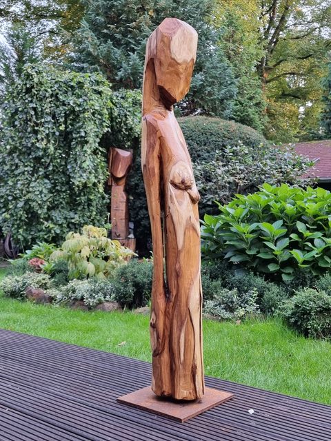 demut – holzskulpturen, Robinie