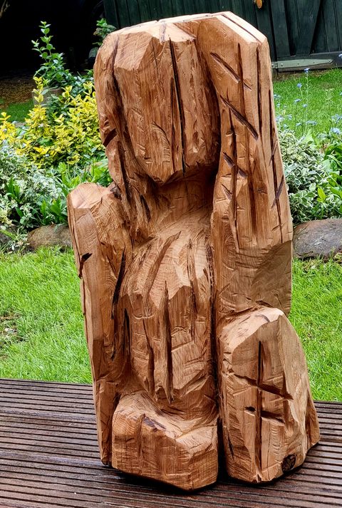 kleine Sitzende – holzskulpturen, Eiche