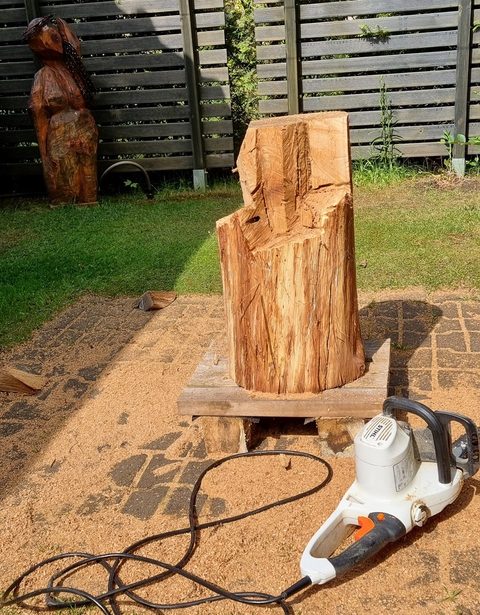 kleine Sitzende – holzskulpturen, Eiche