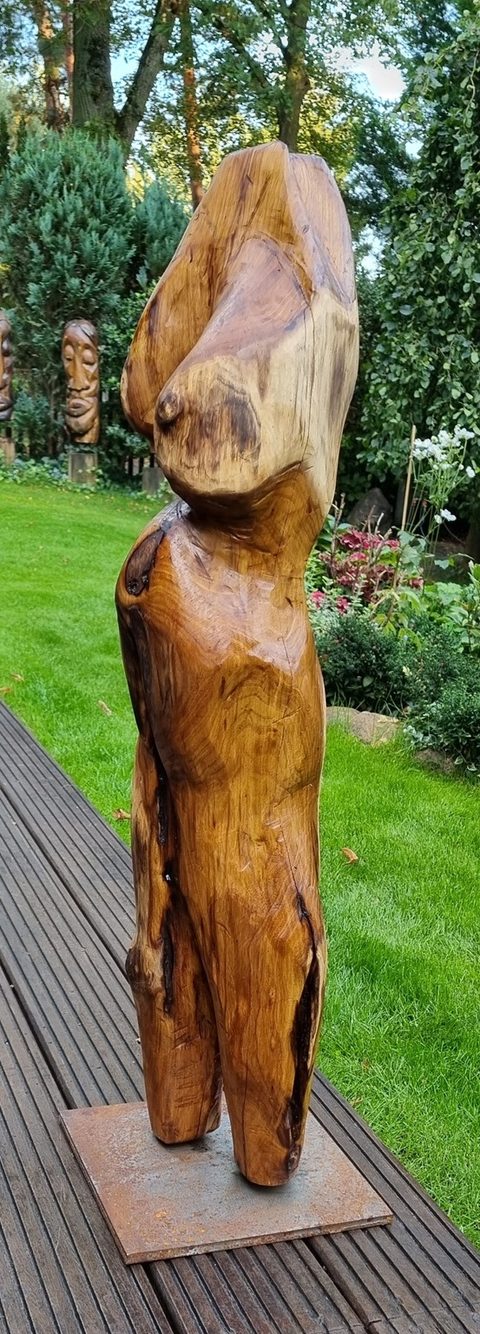 torso – holzskulpturen, Robinie